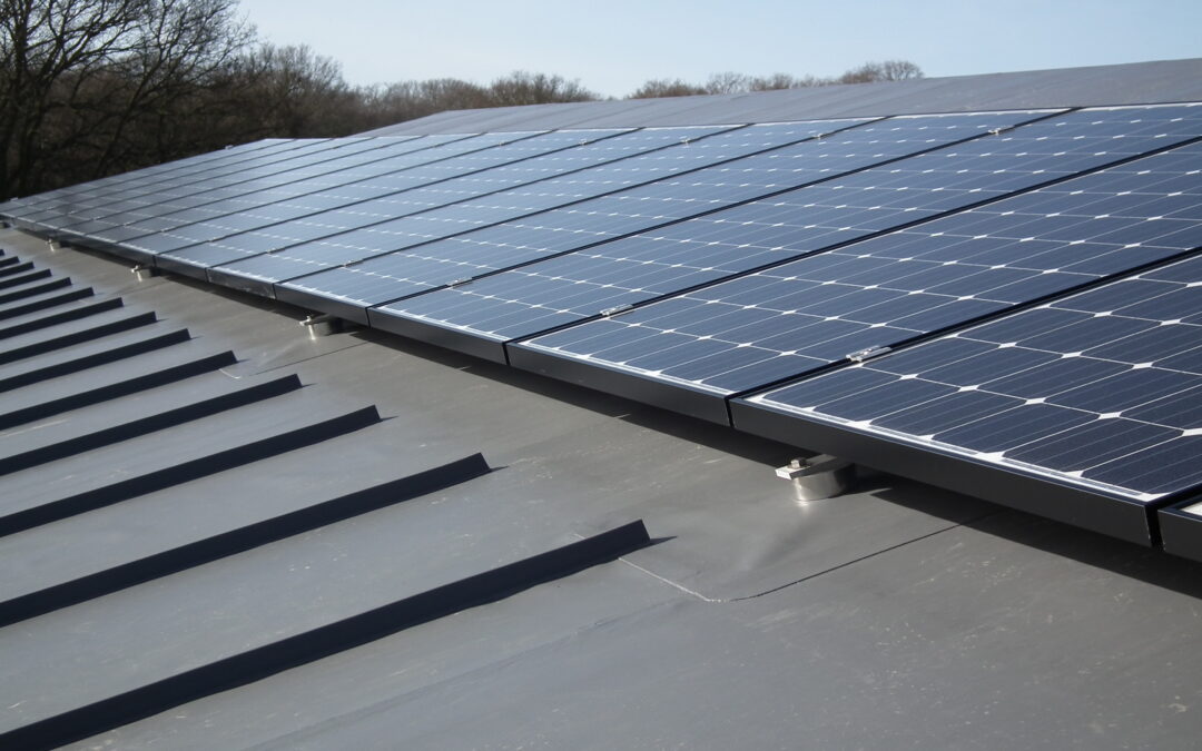 Fixing solar panels to membrane roofs